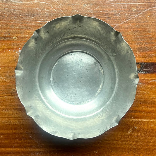 Blomformad Skål i Tenn