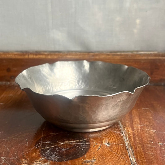 Blomformad Skål i Tenn