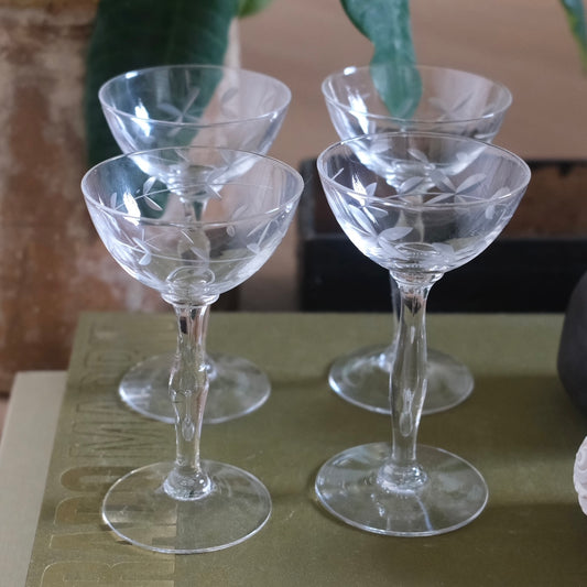 Fyra Vintage Glas På Fot