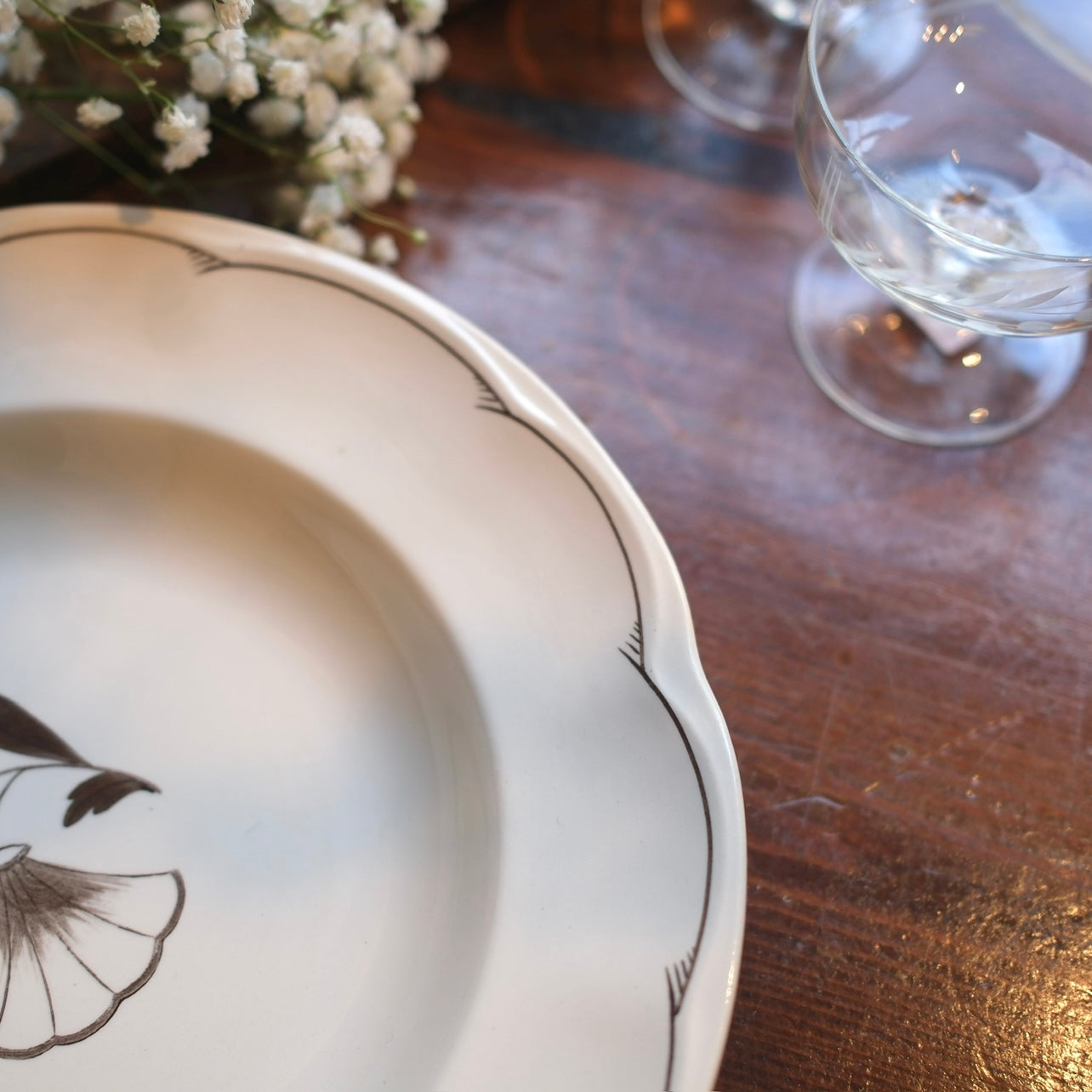 Djup Tallrik med Blomma