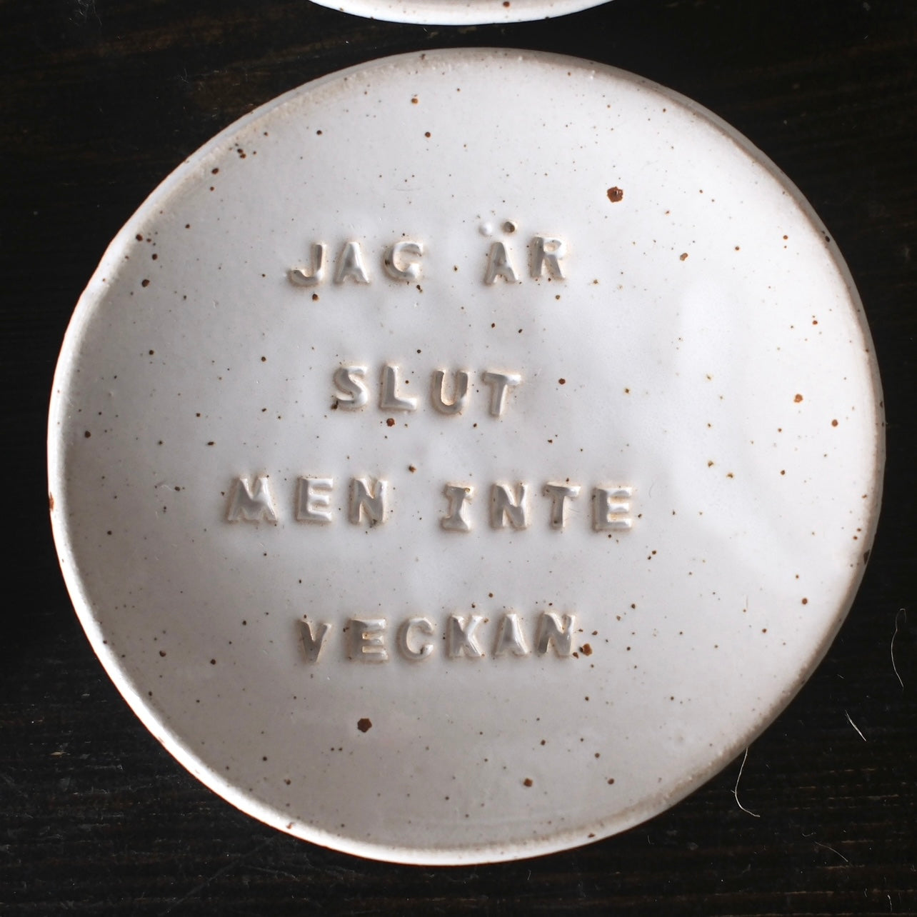 Budskapsfat ” Jag Är Slut Men Inte Veckan” - Tuttverket