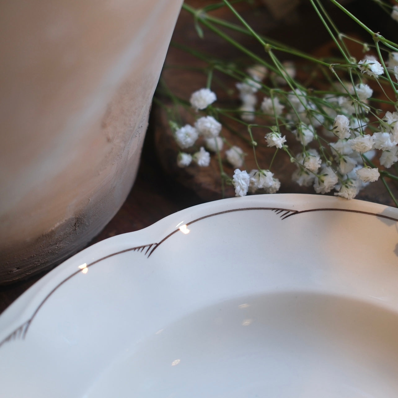 Djup Tallrik med Blomma