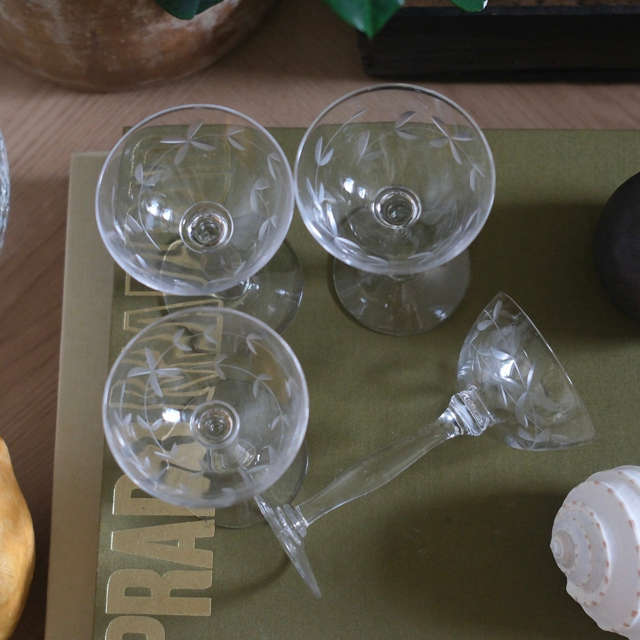 Fyra Vintage Glas På Fot