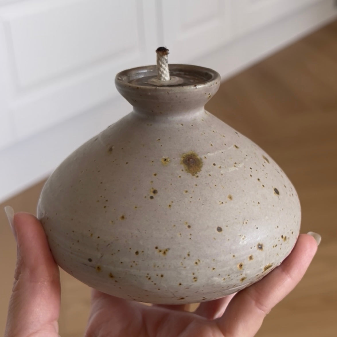 Sandfärgad Keramik Oljelampa