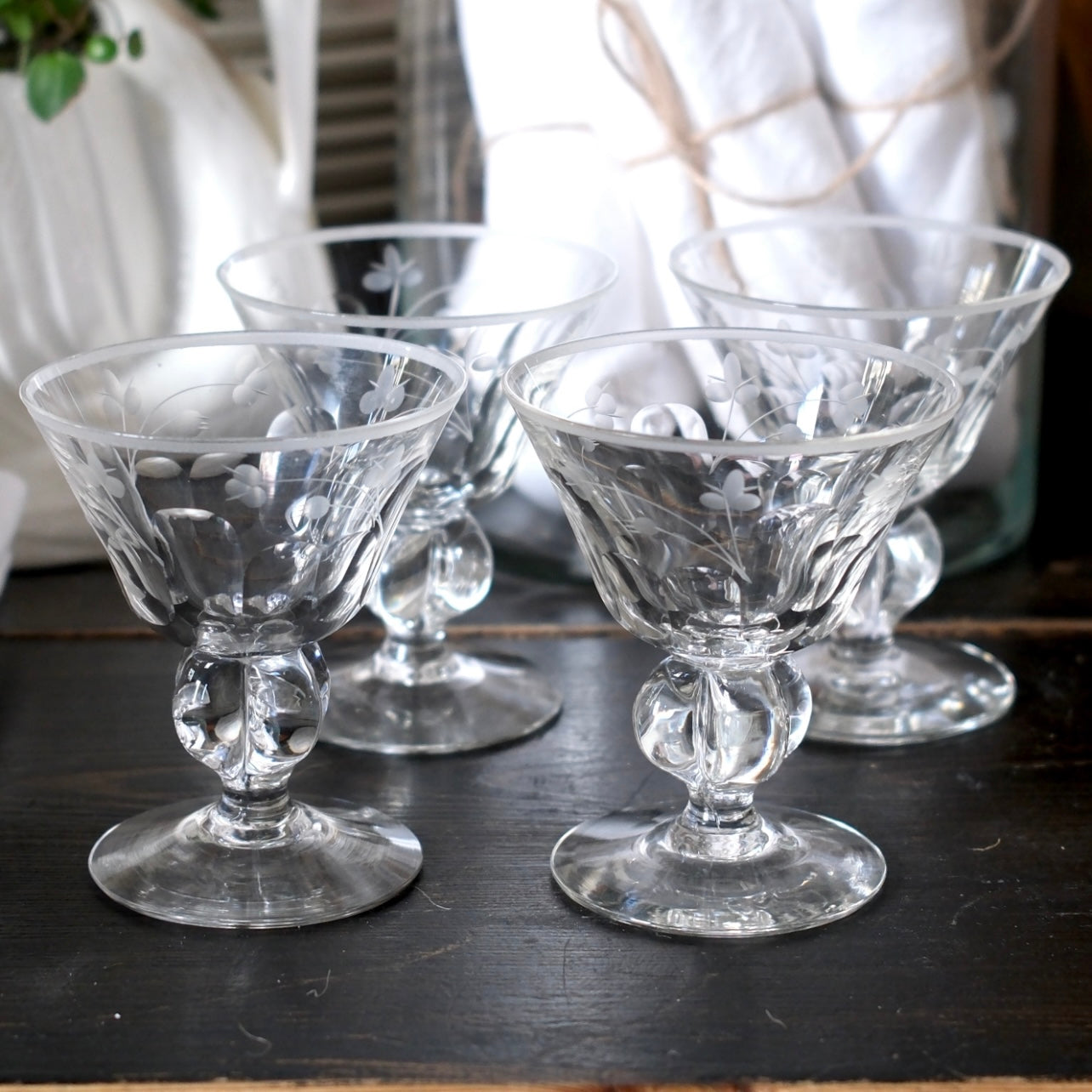 Fyra Dekorativa Vintage Glas