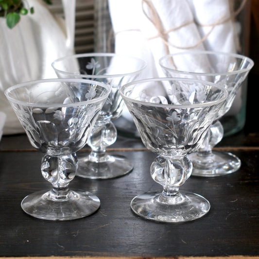 Fyra Dekorativa Vintage Glas