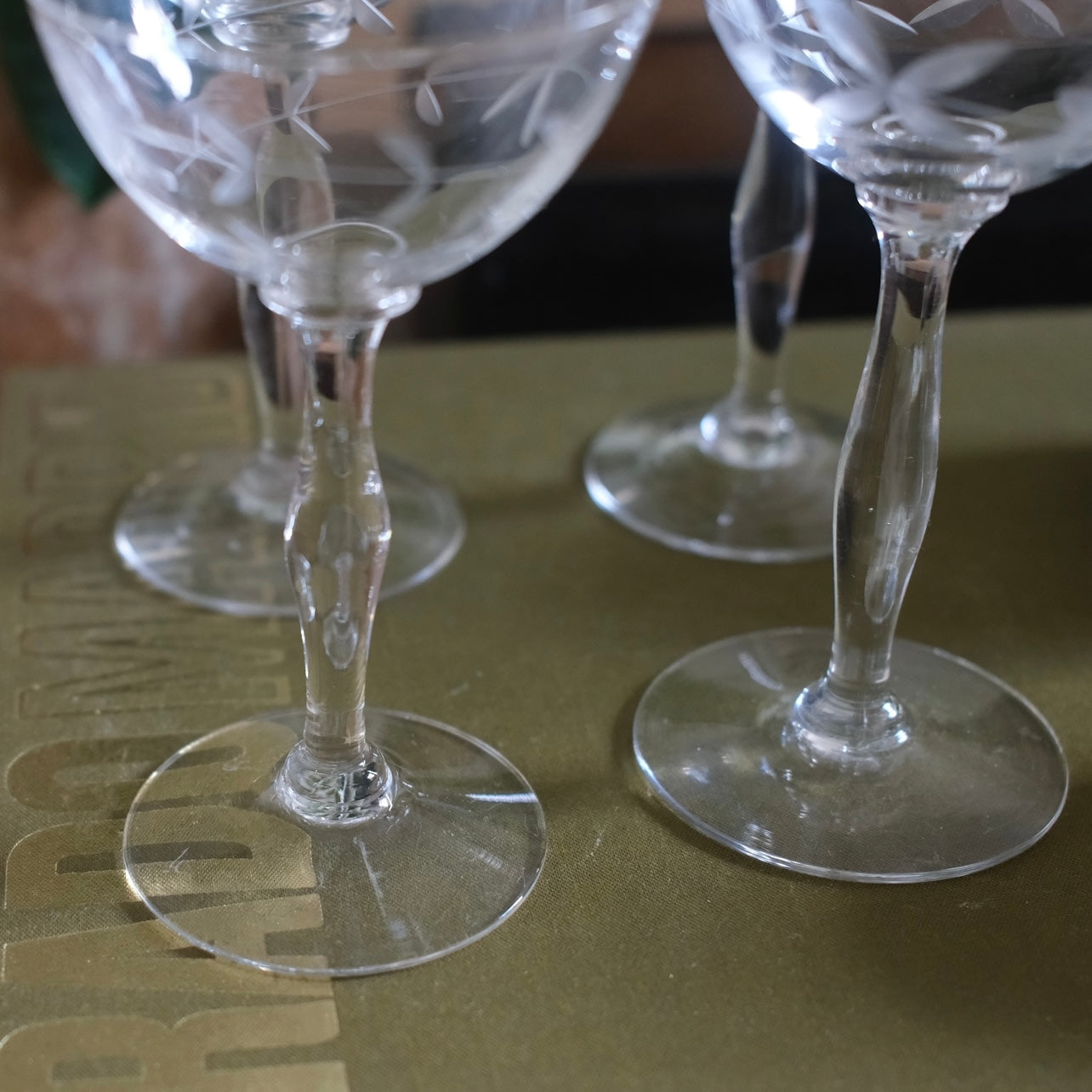 Fyra Vintage Glas På Fot