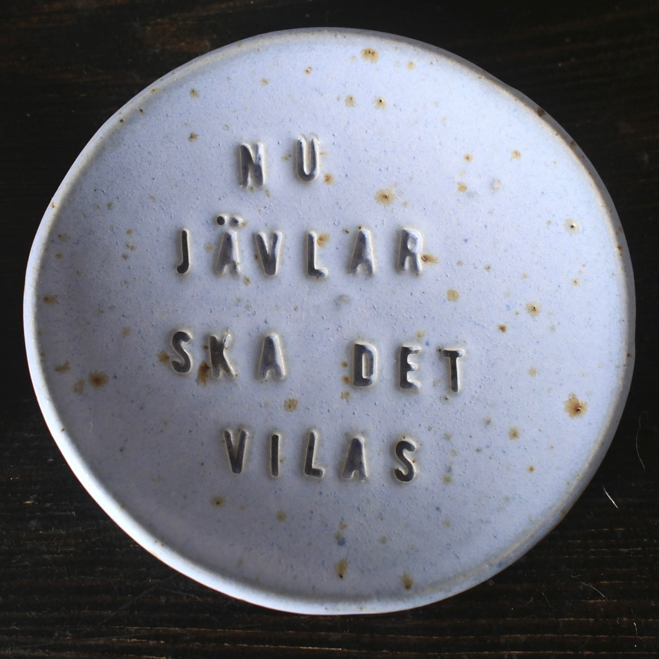 Budskapsfat ”Nu Jävlar Ska Det Vilas” - Tuttverket